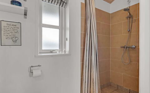Sjarlotte - 100M from the Sea: Parete, Pavimentazione, Pavimento, Idraulico Fixture, Interior Design, Bagno, Soffitto, Idraulico, Camera, Gabinetto