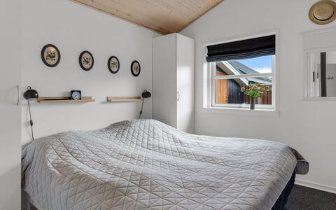 Sjarlotte - 100M from the Sea: Camera Da Letto, Letto, Legna, Soffitto, Lenzuolo, Interior Design, Bedding, Illuminazione, Biancheria, Telaio Del Letto