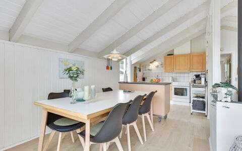 Ullakarin - 350M from the Sea: Legna, Soffitto, Pavimentazione, Interior Design, Pavimento, Pavimento In Legno, Cucina & Sala Da Pranzo Tavolo, Lampada, Sedia, Latifoglie