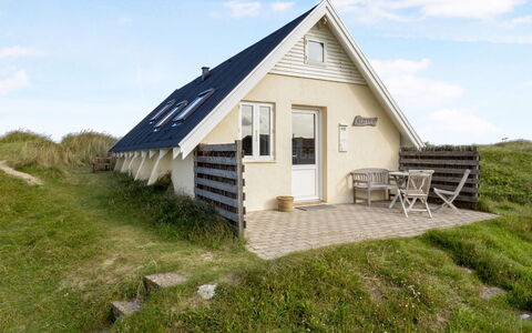 Ebba - 25M from the Sea: Zona Residenziale, Tetto, Sobborgo, Driveway, Estate, Camino