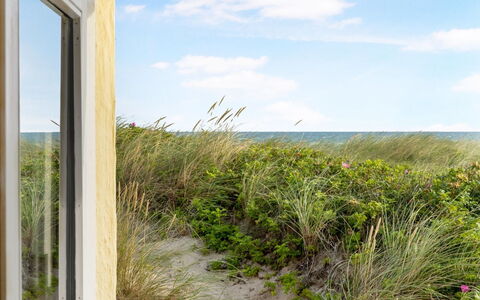 Ebba - 25M from the Sea: Zona Residenziale, Tetto, Sobborgo, Driveway, Estate, Camino