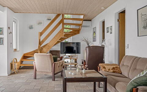 Simo - 250M from the Sea: Mobilia, Pavimentazione, Interior Design, Pavimento, Legna, Pavimento In Legno, Soffitto, Divano, Camera, Soggiorno