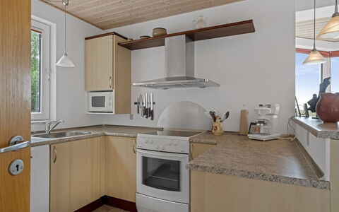 Simo - 250M from the Sea: Cucina, Controsoffitto, Pavimentazione, Mobilia, Interior Design, Elettrodomestico Da Cucina, Legna, Pavimento, Cabinetry, Soffitto