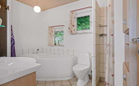 Simo - 250M from the Sea: Interior Design, Pavimentazione, Idraulico Fixture, Bagno, Pavimento, Soffitto, Idraulico, Camera, Rubinetto, Vasca Da Bagno