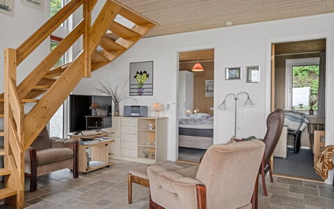 Simo - 250M from the Sea: Mobilia, Pavimentazione, Interior Design, Pavimento, Legna, Soffitto, Camera, Sedia, Pavimento In Legno, Soggiorno