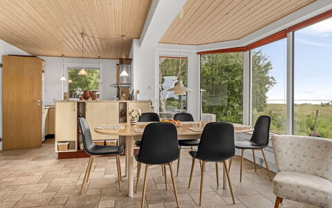 Simo - 250M from the Sea: Mobilia, Pavimentazione, Interior Design, Pavimento, Legna, Pavimento In Legno, Sedia, Sala Da Pranzo, Tavolo, Cucina & Sala Da Pranzo Tavolo