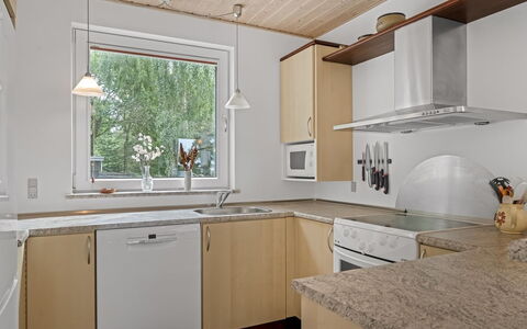 Simo - 250M from the Sea: Controsoffitto, Cucina, Interior Design, Elettrodomestico Da Cucina, Pavimentazione, Lavandino Della Cucina, Legna, Idraulico Fixture, Cabinetry, Lavello