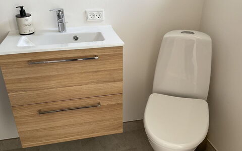 Tofan - 100M to the Fjord: Pavimentazione, Idraulico Fixture, Pavimento, Gabinetto, Bagno, Toilet Seat, Lavandino Del Bagno, Mobiletto Del Bagno, Idraulico, Lavello