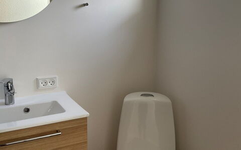 Tofan - 100M to the Fjord: Parete, Idraulico Fixture, Pavimentazione, Bagno, Toilet Seat, Pavimento, Gabinetto, Interior Design, Lavandino Del Bagno, Mobiletto Del Bagno