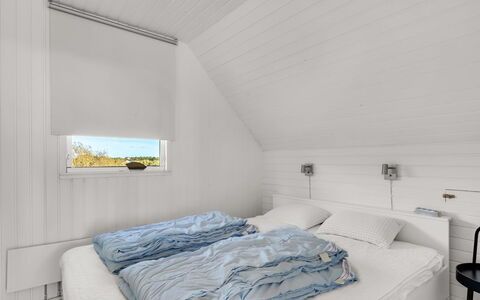 Dunja - 200M to the Fjord: Legna, Pavimentazione, Soffitto, Pavimento, Interior Design, Camera Da Letto, Plank, Pavimento In Legno, Latifoglie, Letto