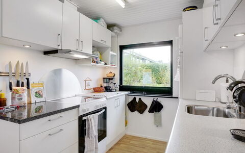 Clarita - 300M to the Fjord: Cucina, Elettrodomestico Da Cucina, Controsoffitto, Apparecchio Major, Interior Design, Cucina Stufa, Soffitto, Pavimentazione, Elettrodomestico, Illuminazione