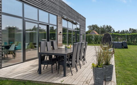 Nimrod - 300M from the Sea: Pavimentazione, Parete, Pavimento, Interior Design, Legna, Soffitto, Pavimento In Legno, Illuminazione, Mobilia, Pavimento Laminato