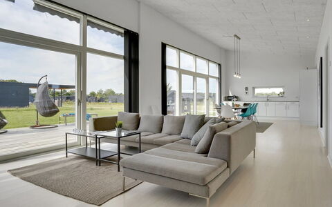 Nimrod - 300M from the Sea: Pavimentazione, Parete, Pavimento, Interior Design, Legna, Soffitto, Pavimento In Legno, Illuminazione, Mobilia, Pavimento Laminato