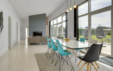 Nimrod - 300M from the Sea: Pavimentazione, Parete, Pavimento, Interior Design, Legna, Soffitto, Pavimento In Legno, Illuminazione, Mobilia, Pavimento Laminato