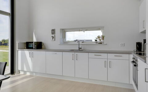 Nimrod - 300M from the Sea: Pavimentazione, Parete, Pavimento, Interior Design, Legna, Soffitto, Pavimento In Legno, Illuminazione, Mobilia, Pavimento Laminato
