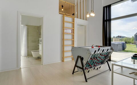 Nimrod - 300M from the Sea: Pavimentazione, Parete, Pavimento, Interior Design, Legna, Soffitto, Pavimento In Legno, Illuminazione, Mobilia, Pavimento Laminato