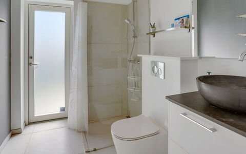 Nimrod - 300M from the Sea: Pavimentazione, Parete, Pavimento, Interior Design, Legna, Soffitto, Pavimento In Legno, Illuminazione, Mobilia, Pavimento Laminato