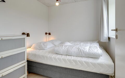 Nimrod - 300M from the Sea: Pavimentazione, Parete, Pavimento, Interior Design, Legna, Soffitto, Pavimento In Legno, Illuminazione, Mobilia, Pavimento Laminato