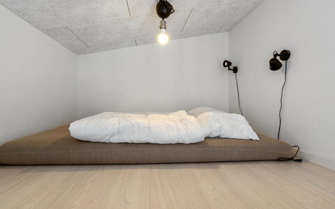 Nimrod - 300M from the Sea: Pavimentazione, Parete, Pavimento, Interior Design, Legna, Soffitto, Pavimento In Legno, Illuminazione, Mobilia, Pavimento Laminato