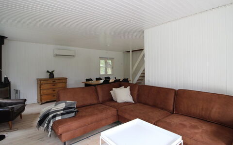 Annlouise - 300M from the Sea: Divano, Parete, Pavimentazione, Legna, Pavimento, Interior Design, Soggiorno, Mobilia, Soffitto