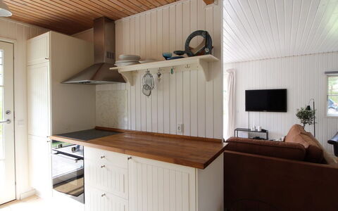 Annlouise - 300M from the Sea: Pavimentazione, Legna, Pavimento, Interior Design, Mobilia, Cabinetry, Controsoffitto, Cucina, Soffitto, Color Legno