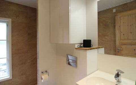Annlouise - 300M from the Sea: Lavandino Del Bagno, Pavimentazione, Idraulico Fixture, Parete, Interior Design, Lavello, Pavimento, Bagno, Legna, Rubinetto