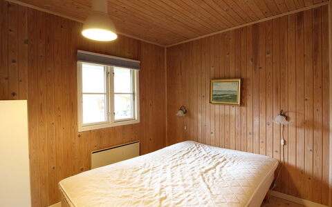 Annlouise - 300M from the Sea: Pavimentazione, Pavimento, Parete, Legna, Interior Design, Camera Da Letto, Soffitto, Letto, Camera, Pavimento In Legno