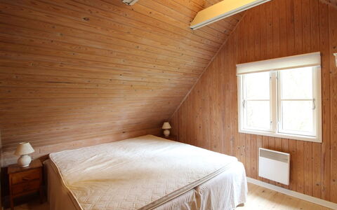 Annlouise - 300M from the Sea: Pavimentazione, Pavimento, Parete, Legna, Pavimento In Legno, Interior Design, Soffitto, Camera Da Letto, Camera, Letto