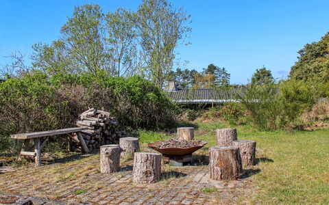 Frandsine - 800M from the Sea: Legna, Arbusto, Comunita 'Impianto, Panchina, Groundcover, Banco, Mobili Da Esterno, Giardino, Tavolo Esterno