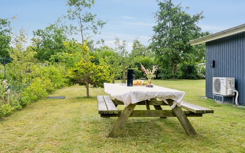 Hanne - 300M from the Sea: Tetto, Casa, Casa, Villetta, Raccordo, Estate, Driveway, Edifici Giardino, Cortile, Capannone