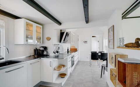 Edvia - 700M to the Fjord: Cucina, Interior Design, Controsoffitto, Pavimentazione, Mobilia, Soffitto, Cabinetry, Elettrodomestico Da Cucina, Pavimento, Lampada
