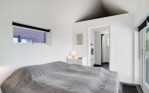 Edvia - 700M to the Fjord: Soffitto, Interior Design, Casa, Pavimento, Camera, Camera Da Letto, Illuminazione Diurna, Lampada, Letto
