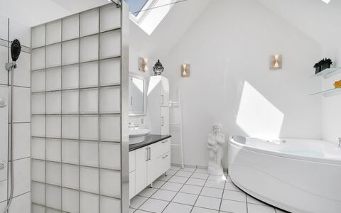 Edvia - 700M to the Fjord: Interior Design, Idraulico Fixture, Pavimentazione, Soffitto, Vasca Da Bagno, Pavimento, Bagno, Rubinetto, Idraulico, Camera