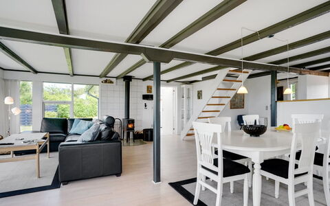 Edvia - 700M to the Fjord: Soffitto, Pavimentazione, Interior Design, Pavimento, Pavimento In Legno, Mobilia, Latifoglie, Sedia, Cucina & Sala Da Pranzo Tavolo, Soggiorno