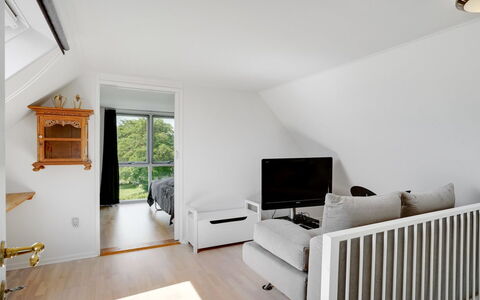 Edvia - 700M to the Fjord: Mobilia, Interior Design, Legna, Pavimentazione, Soffitto, Pavimento, Camera, Casa, Divano, Soggiorno