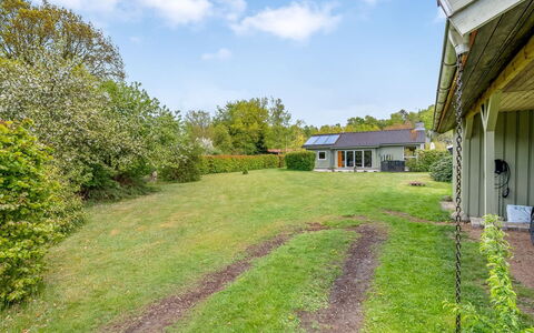 Anselm: Tetto, Casa, Casa, Villetta, Raccordo, Estate, Driveway, Edifici Giardino, Cortile, Capannone