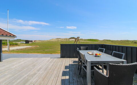 Edmer - 50M from the Sea: Tetto, Casa, Casa, Villetta, Raccordo, Estate, Driveway, Edifici Giardino, Cortile, Capannone