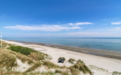 Edmer - 50M from the Sea: Tetto, Casa, Casa, Villetta, Raccordo, Estate, Driveway, Edifici Giardino, Cortile, Capannone