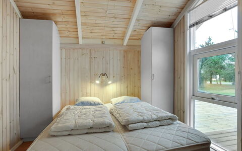 Arwed - from the Sea: Legna, Soffitto, Interior Design, Camera Da Letto, Pavimento, Pavimentazione, Letto, Camera, Lampada, Bedding