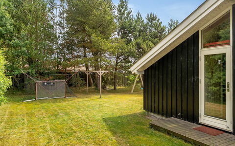 Arwed - from the Sea: Tetto, Casa, Casa, Villetta, Raccordo, Estate, Driveway, Edifici Giardino, Cortile, Capannone