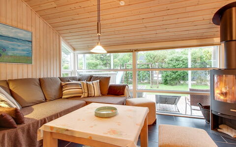 Albertina - 200M from the Sea: Tetto, Casa, Casa, Villetta, Porta, Raccordo, Deck, Portico, Plank, Latifoglie