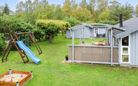Albertina - 200M from the Sea: Tetto, Casa, Casa, Villetta, Porta, Raccordo, Deck, Portico, Plank, Latifoglie
