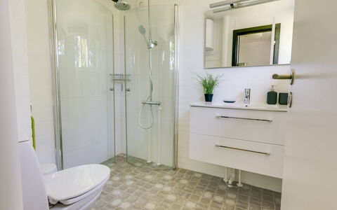 Enya - 600M from the Sea: Pavimentazione, Idraulico Fixture, Bagno, Interior Design, Pavimento, Mobiletto Del Bagno, Gabinetto, Idraulico, Lavandino Del Bagno, Piastrella
