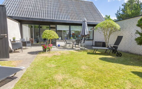 Enya - 600M from the Sea: Zona Residenziale, Tetto, Sobborgo, Driveway, Estate, Camino