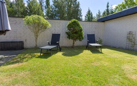 Enya - 600M from the Sea: Zona Residenziale, Tetto, Sobborgo, Driveway, Estate, Camino