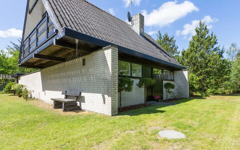 Enya - 600M from the Sea: Zona Residenziale, Tetto, Sobborgo, Driveway, Estate, Camino