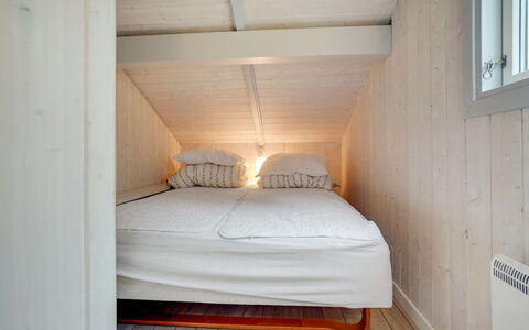 Selver - 250M from the Sea: Pavimentazione, Pavimento, Legna, Interior Design, Camera Da Letto, Soffitto, Mobilia, Camera, Letto, Lenzuolo