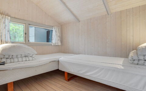 Selver - 250M from the Sea: Legna, Pavimentazione, Pavimento, Camera Da Letto, Interior Design, Soffitto, Letto, Mobilia, Camera, Latifoglie