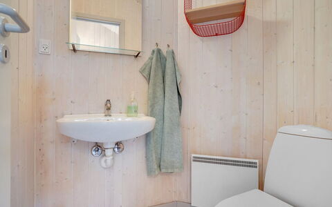 Selver - 250M from the Sea: Parete, Pavimentazione, Idraulico Fixture, Legna, Pavimento, Interior Design, Lavello, Lavandino Del Bagno, Bagno, Camera