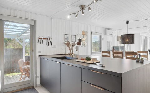 Tarja - 150M from the Sea: Cucina, Legna, Pavimentazione, Controsoffitto, Interior Design, Pavimento, Mobilia, Soffitto, Cabinetry, Elettrodomestico Da Cucina